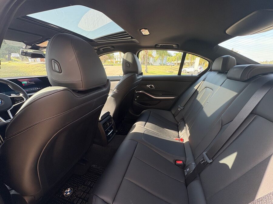 BMW 330i SPORT LINE. Recibo vehículos menor y mayor valor