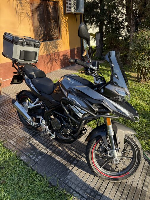 VENDO BENELLI TRK 251.IMPECABLE COMO NUEVA