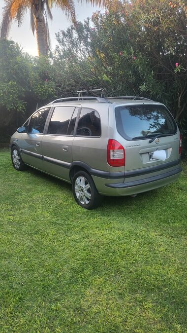 Vendo Zafira unica mano