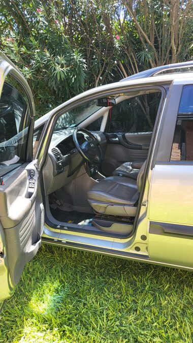 Vendo Zafira unica mano
