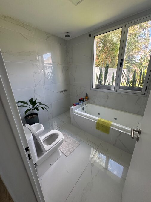 VENDO CASA NUEVA DE 4 DORMITORIOS ZONA SEMINARIO