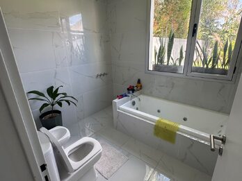 VENDO CASA NUEVA DE 4 DORMITORIOS ZONA SEMINARIO