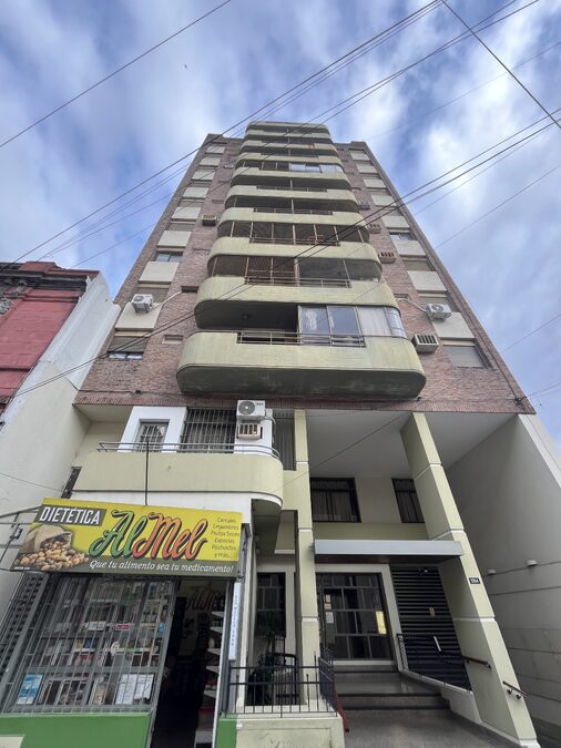 Departamento 2 dormitorios con cochera en pleno centro!!