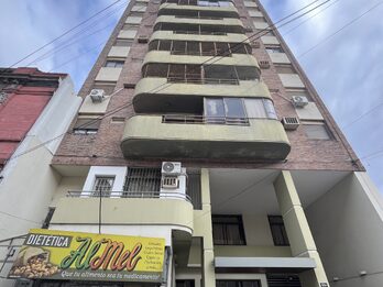 Departamento 2 dormitorios con cochera en pleno centro!!