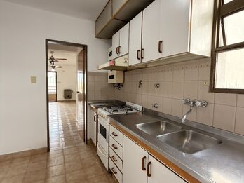 Departamento 2 dormitorios con cochera en pleno centro!!