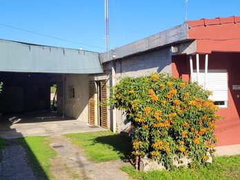 VENDO:  ZONA AVDA ALMAFUERTE Y 3 de FEBRERO