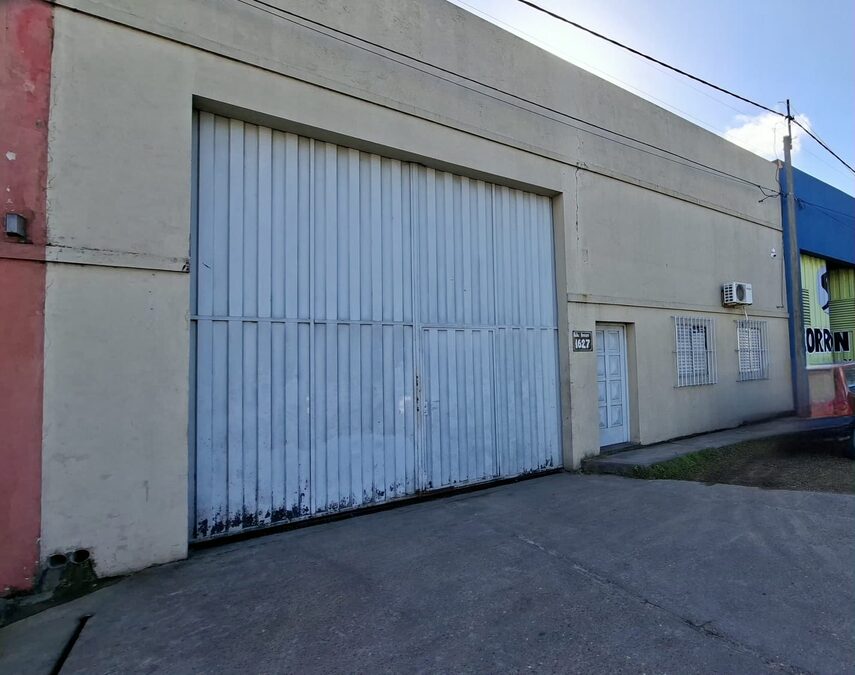 Galpón a la Venta en calle Brown casi Blas Pareras 360 mt. cubierto