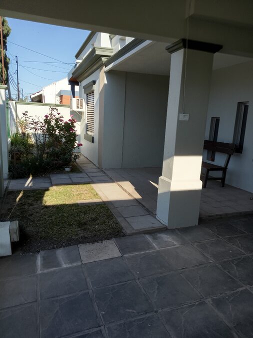 ALQUILO A PERSONA SOLA/PAREJA CASA CALLE SAROBE ENTRE AV. LAS AMER. Y RAMIREZ