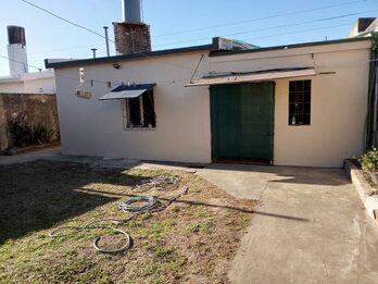ALQUILO A PERSONA SOLA/PAREJA CASA CALLE SAROBE ENTRE AV. LAS AMER. Y RAMIREZ