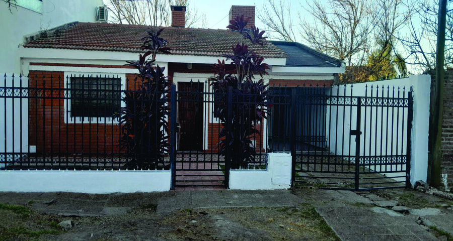 VENDO CASA, 3 DORMITORIOS –EXCELENTE UBICACIÓN