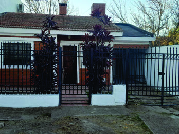 VENDO CASA, 3 DORMITORIOS –EXCELENTE UBICACIÓN