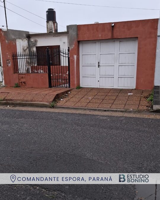 VENDO CASA EN CALLE COMANDANTE ESPORA