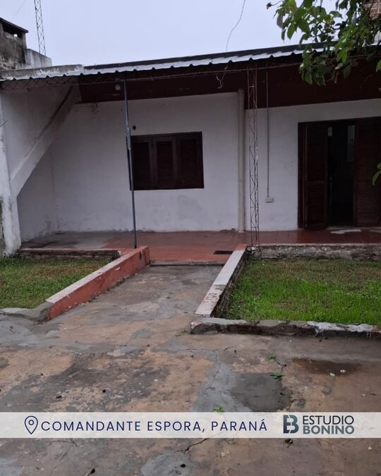 VENDO CASA EN CALLE COMANDANTE ESPORA