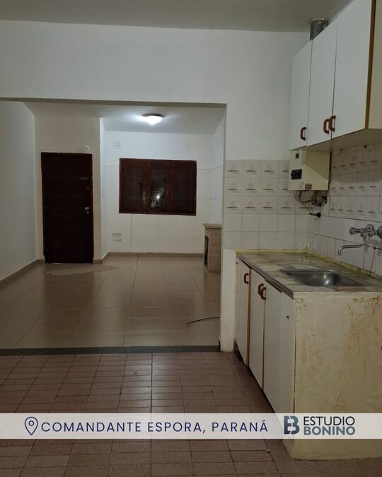 VENDO CASA EN CALLE COMANDANTE ESPORA