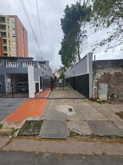 Se alquila casa en planta baja en barrio cerrado zona centro