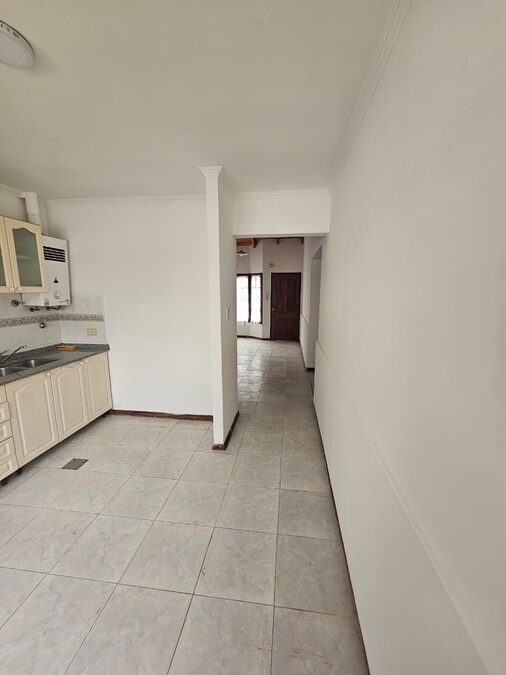Se alquila casa en planta baja en barrio cerrado zona centro