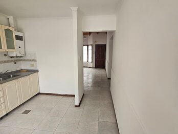 Se alquila casa en planta baja en barrio cerrado zona centro