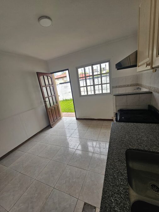 Se alquila casa en planta baja en barrio cerrado zona centro