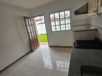 Se alquila casa en planta baja en barrio cerrado zona centro