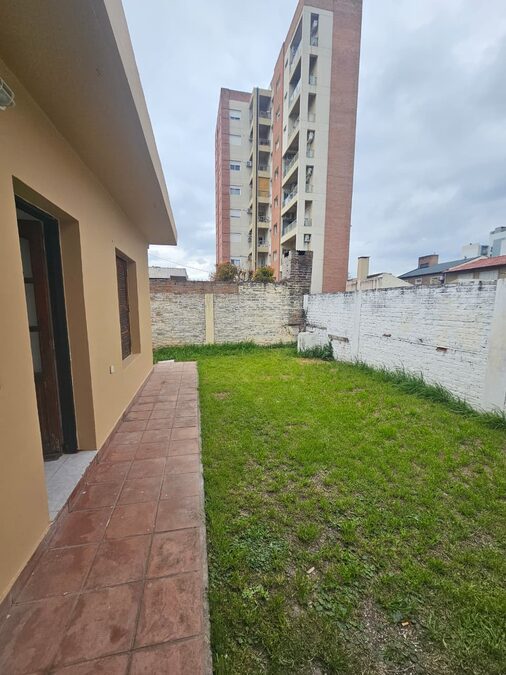 Se alquila casa en planta baja en barrio cerrado zona centro
