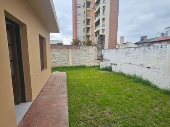 Se alquila casa en planta baja en barrio cerrado zona centro