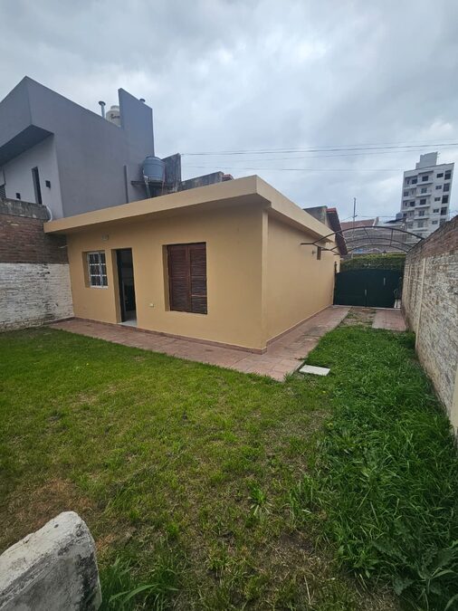 Se alquila casa en planta baja en barrio cerrado zona centro