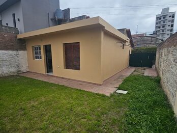 Se alquila casa en planta baja en barrio cerrado zona centro