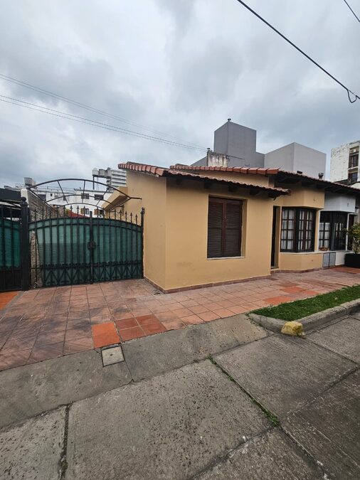 Se alquila casa en planta baja en barrio cerrado zona centro