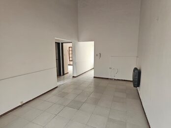 Se alquila casa en planta baja en barrio cerrado zona centro
