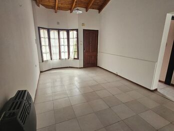 Se alquila casa en planta baja en barrio cerrado zona centro