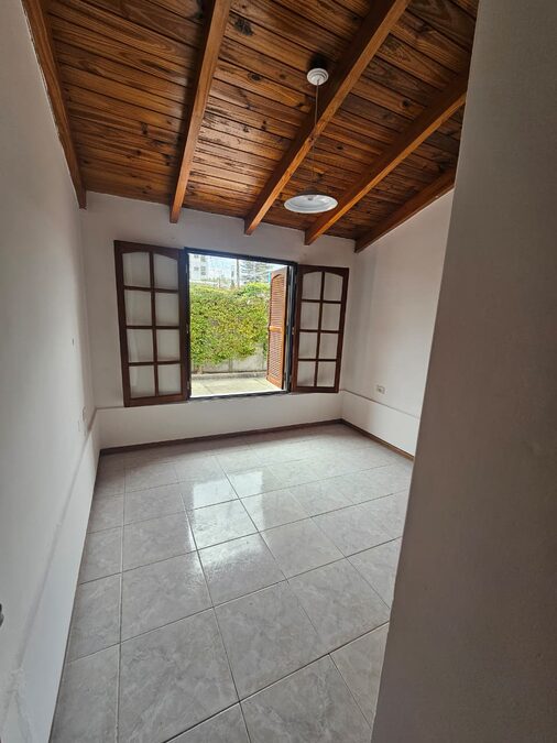 Se alquila casa en planta baja en barrio cerrado zona centro