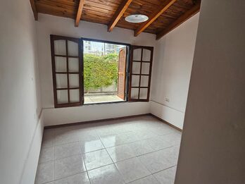 Se alquila casa en planta baja en barrio cerrado zona centro