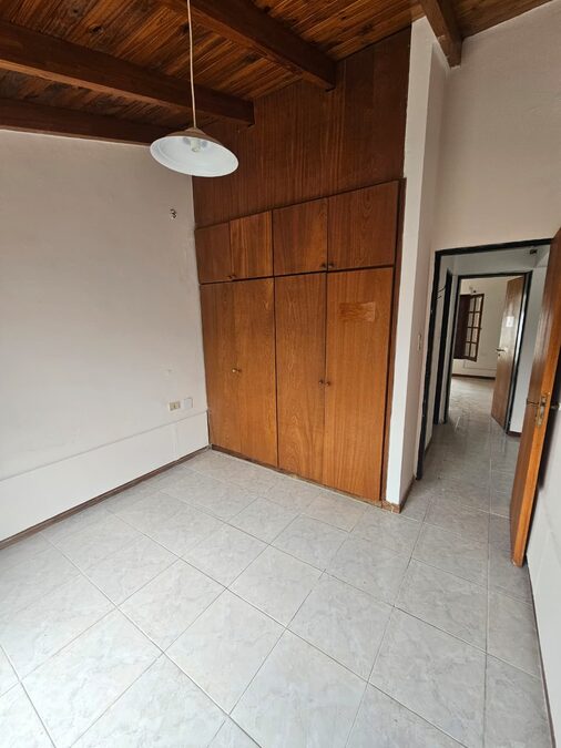 Se alquila casa en planta baja en barrio cerrado zona centro