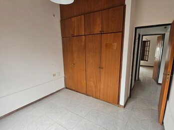 Se alquila casa en planta baja en barrio cerrado zona centro