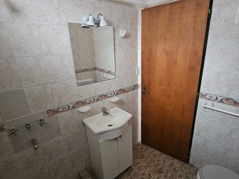Se alquila casa en planta baja en barrio cerrado zona centro