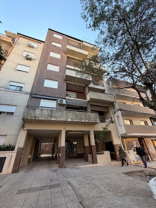 Departamento amoblado en venta calle La Rioja al 300