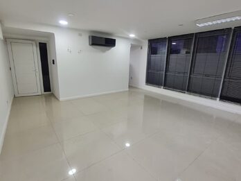 Monoambiente/ oficina con Cochera y con Cocina separda.