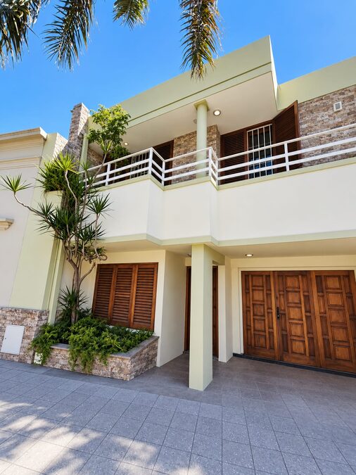 VENTA - CASA 4 DORM CON COCHERA ZONA PARQUE