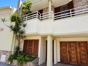 VENTA - CASA 4 DORM CON COCHERA ZONA PARQUE
