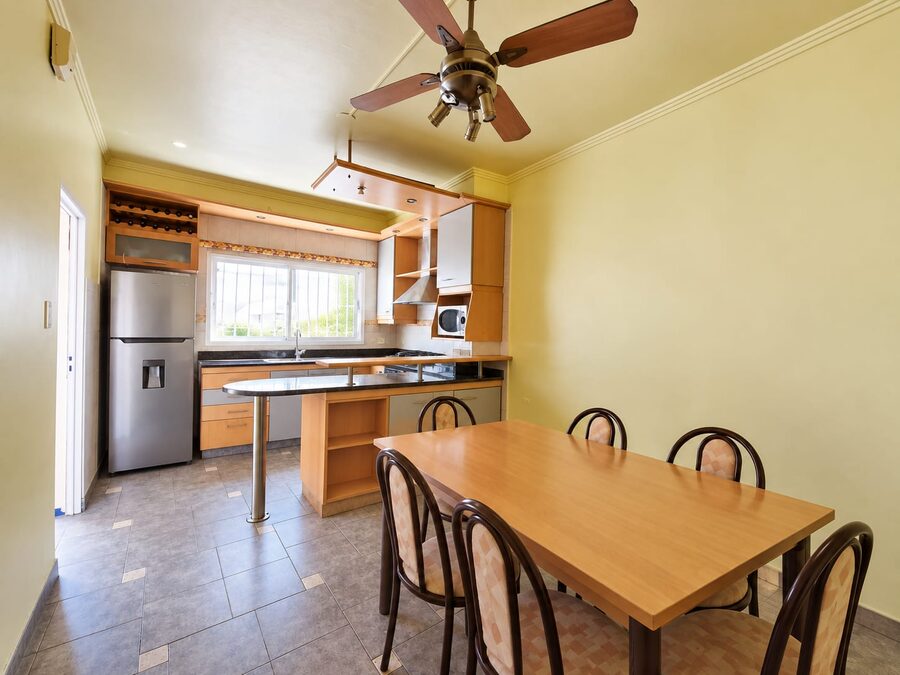VENTA - CASA 4 DORM CON COCHERA ZONA PARQUE