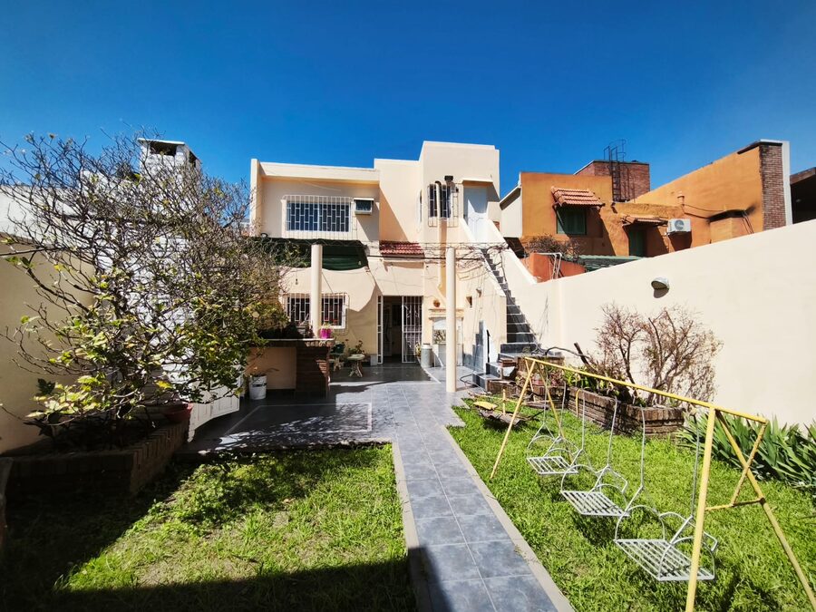 VENTA - CASA 4 DORM CON COCHERA ZONA PARQUE