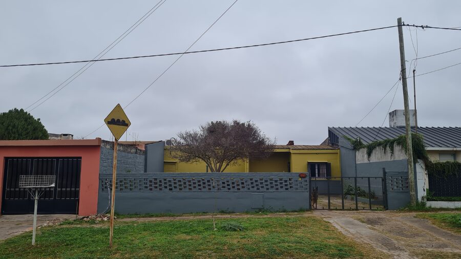 Casa par habitar y reciclar. Muy linda zona
