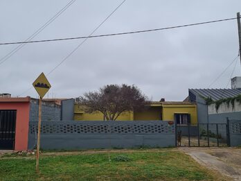 Casa par habitar y reciclar. Muy linda zona