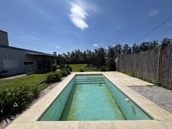 CASA QUINTA CON PISCINA Y AMPLIO TERRENO - SAUCE MONTRULL- BARRIO EL MOLINO