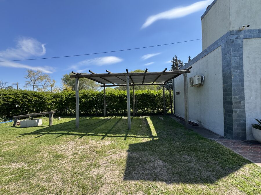 CASA QUINTA CON PISCINA Y AMPLIO TERRENO - SAUCE MONTRULL- BARRIO EL MOLINO