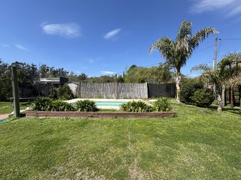 CASA QUINTA CON PISCINA Y AMPLIO TERRENO - SAUCE MONTRULL- BARRIO EL MOLINO