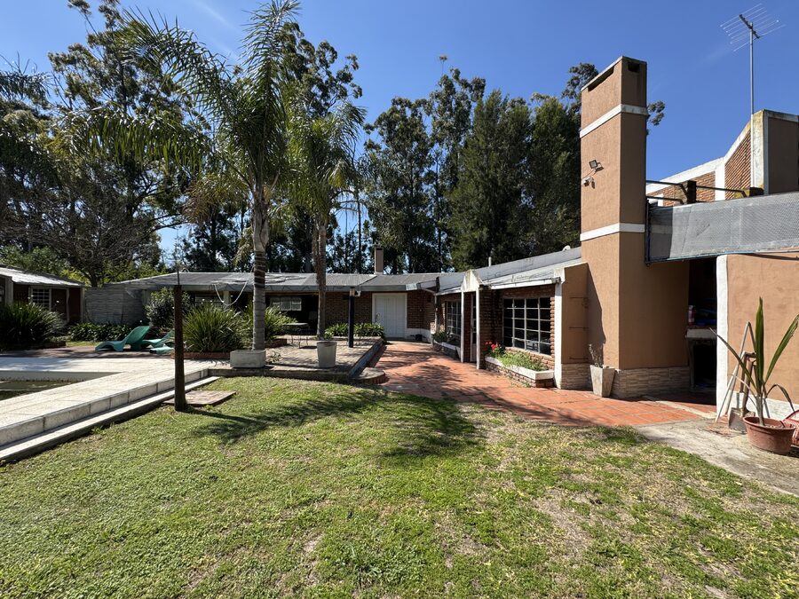 CASA QUINTA CON PISCINA Y AMPLIO TERRENO - SAUCE MONTRULL- BARRIO EL MOLINO