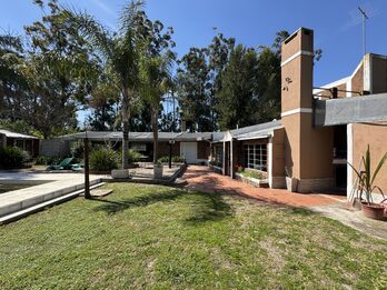 CASA QUINTA CON PISCINA Y AMPLIO TERRENO - SAUCE MONTRULL- BARRIO EL MOLINO