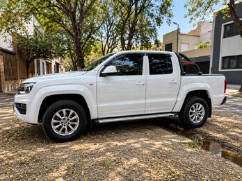 VOLKSWAGEN AMAROK 2.0TD CONFORT 4X2 AT 180HP - AÑO 2.021