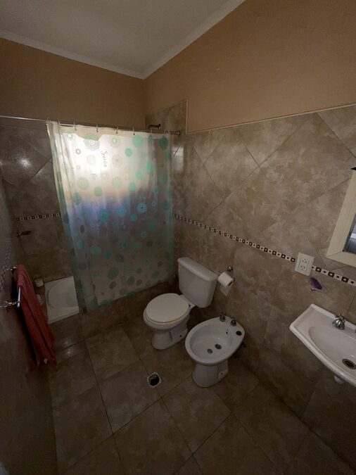 CASA 3 DORMITORIOS ZONA AV. RAMIREZ Y LAURENCENA